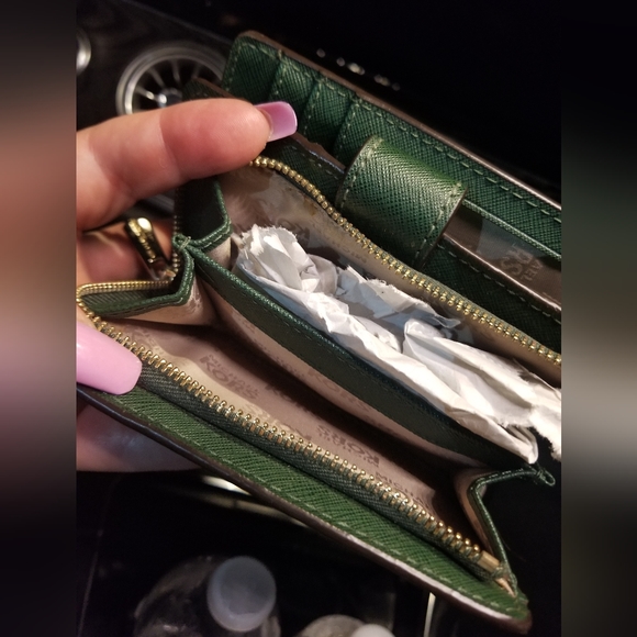 Michael kors Green Wallet - Picture 6 of 14
